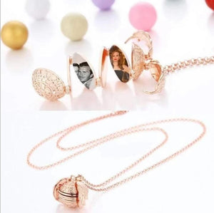 (Postbalance sale today with the 50% discount!) Expanding photographic medallion - free shipping worldwide.